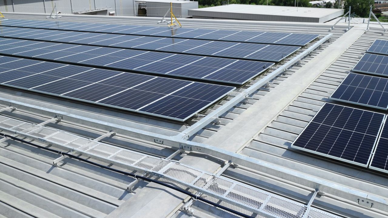 Panneaux photovoltaïques sur bâtiments industriels en charpente métallique à Tanger